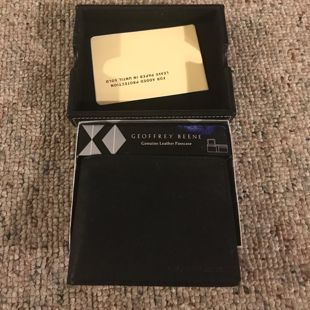 NWB GEOFFREY BEENE GENUINE LEATHER WALLET
