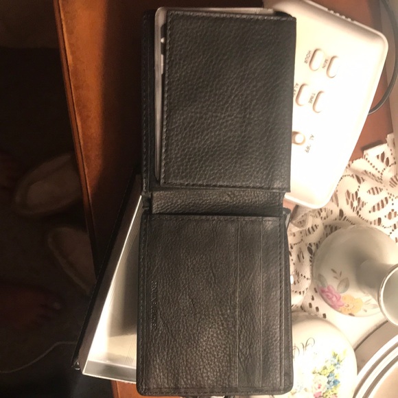 NWB GEOFFREY BEENE GENUINE LEATHER WALLET - Picture 4 of 8