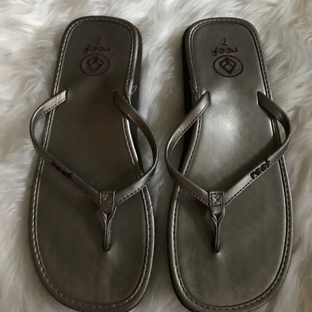 Reef Metallic Pewter Flip Flops Size 7 NWOT