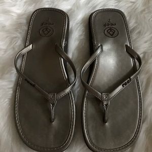 Reef Metallic Pewter Flip Flops Size 7 NWOT