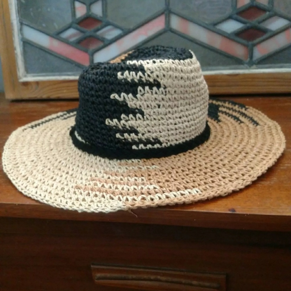 Hat straw Anthropologie NWOT black and tan
