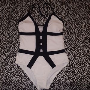 NEW HOT⚫ Black & white⚪ one piece