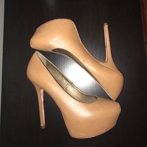 Nude platform leather pumps