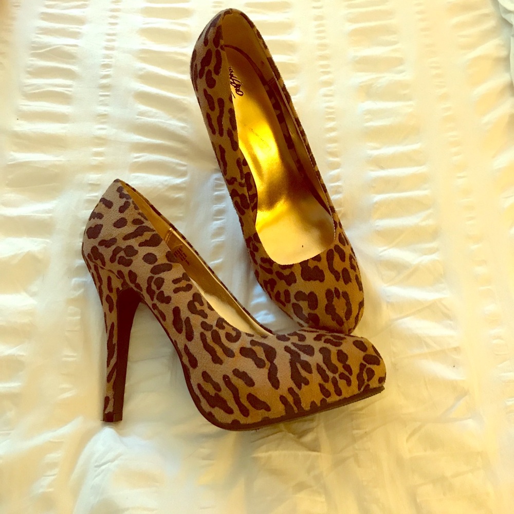 Leopard print faux suede rounded platform pumps