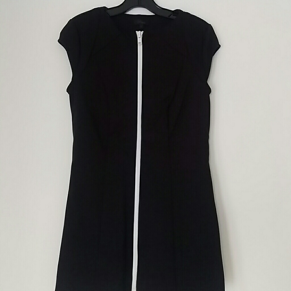 Privee black zip top