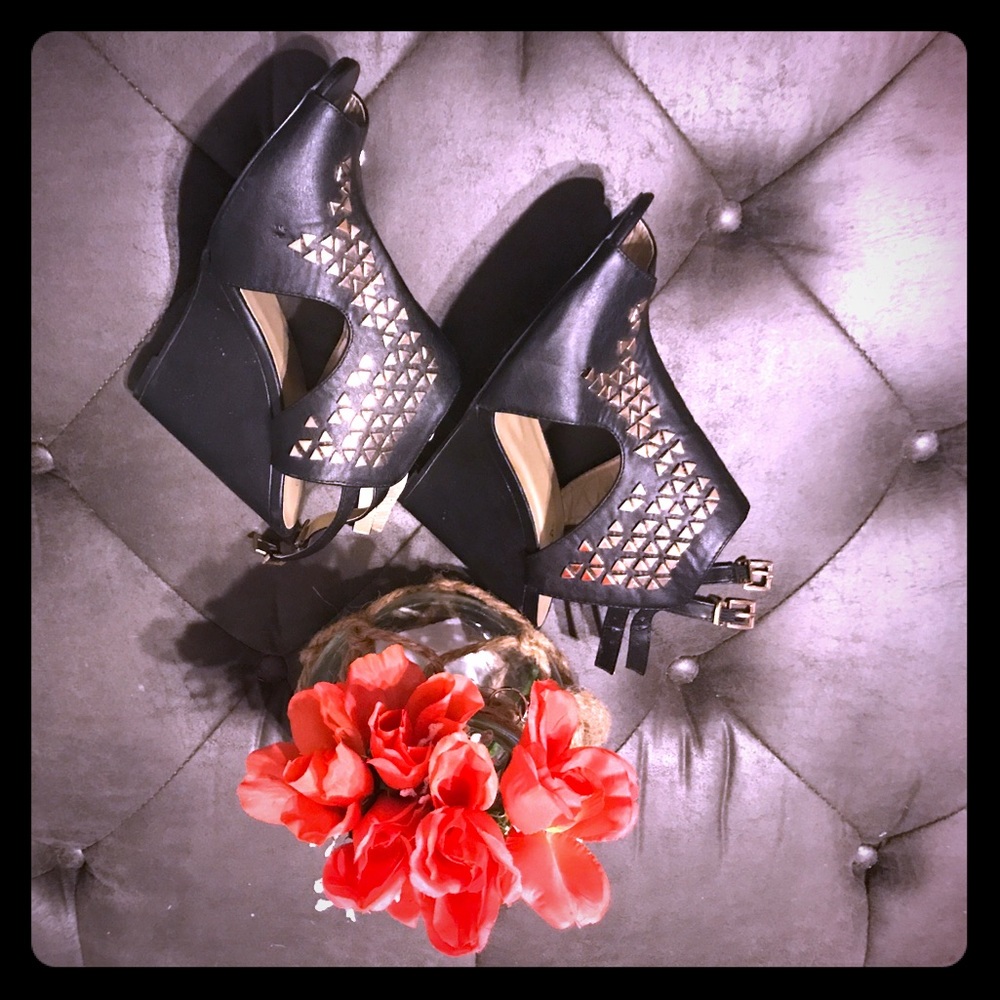 Never worn Black Gold Studded Wedges S 9