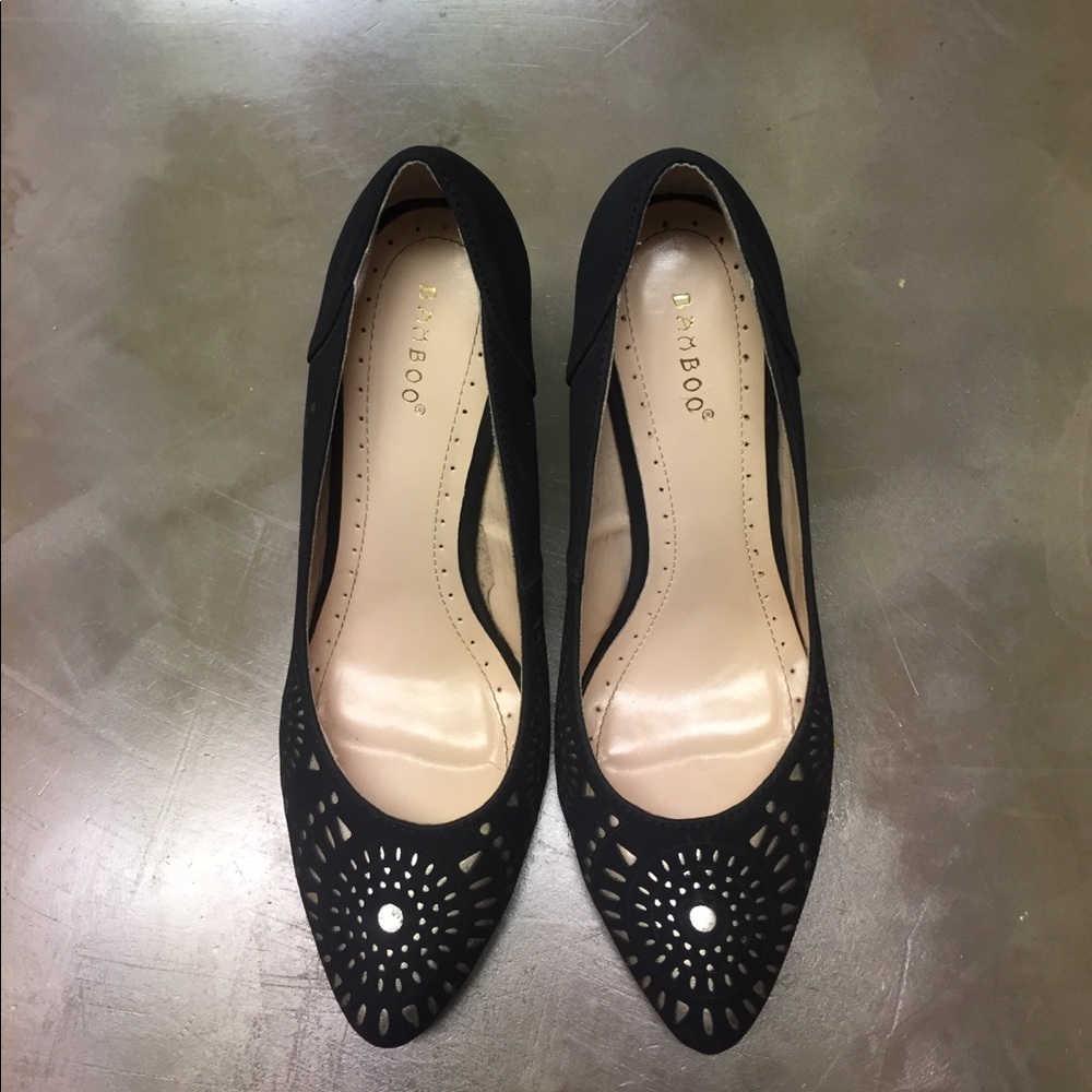 Gorgeous Black Wedges Shoes w/gold detail. Size 10