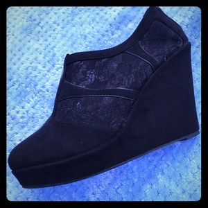 Torrid Sz 11 Black Wedges Suede and Lace