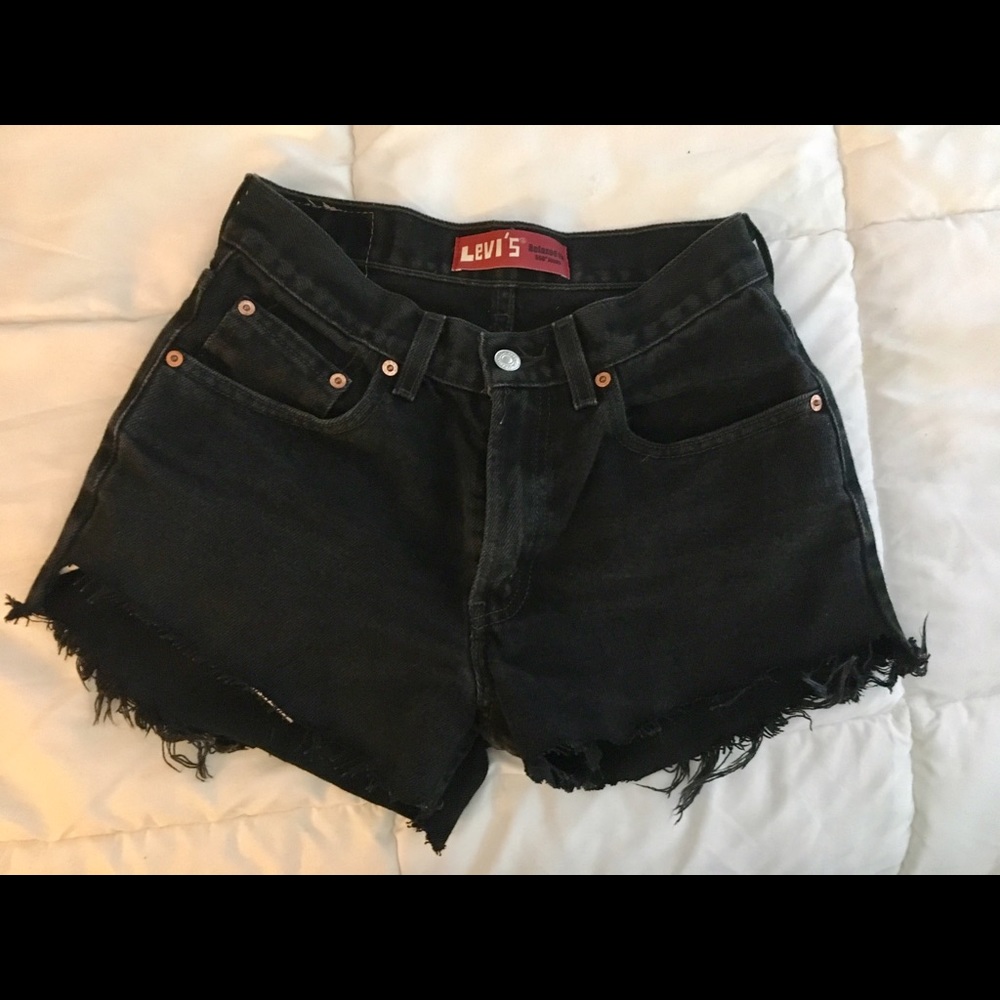 HIGH WAISTED LEVI FADED BLACK DENIM SHORTS