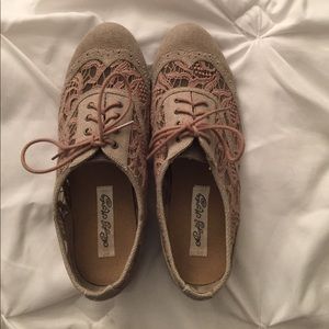 Adorable tan/cream colored size 9 lace oxfords!