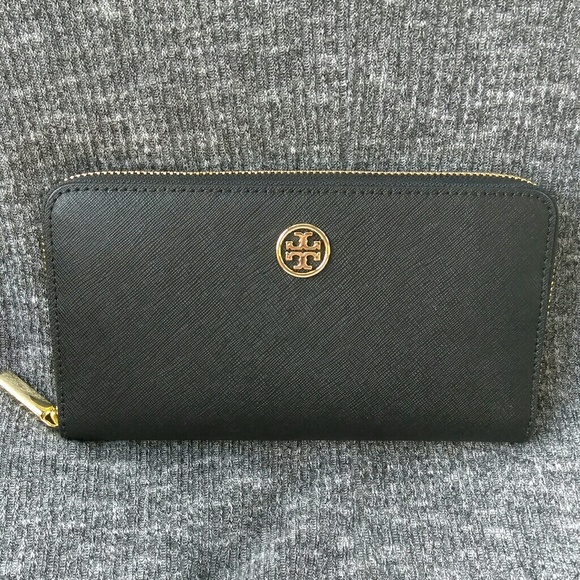 Tory Burch Handbags - Tory Burch Robinson Zip Continental Wallet