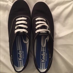 Size 8.5 black Keds! Like new!