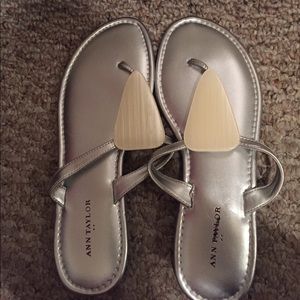 Ann Taylor Flip Flops! Size 7