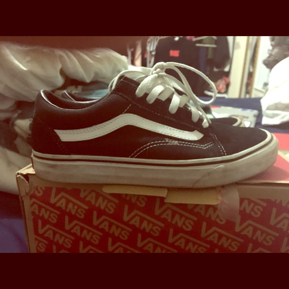 Blk & white classic low cut vans