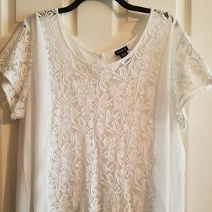 Torrid sz. 1 Off-White Lace Sheer Button Back top