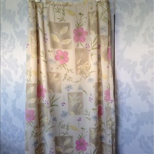 Floral print summer skirt.