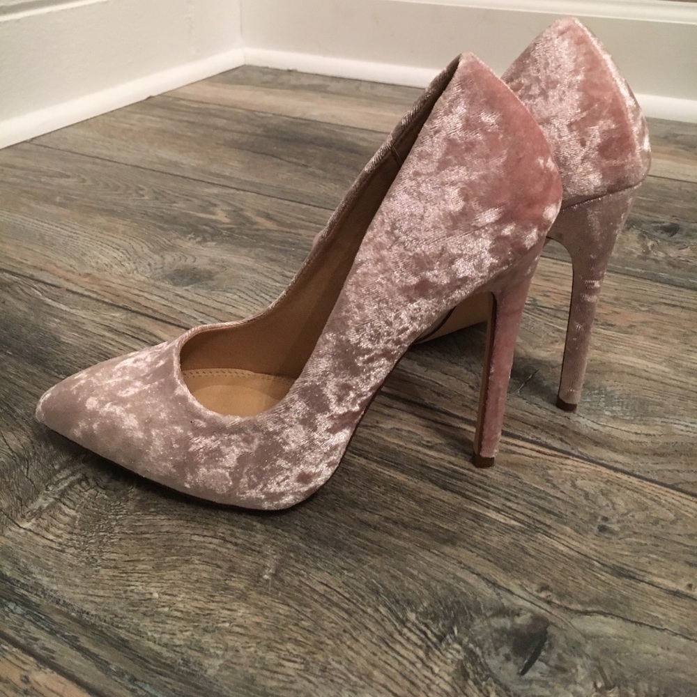Pink crushed velvet pumps