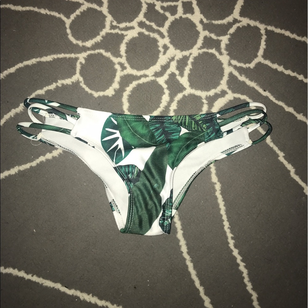 TROPICAL LEAF BIKINI BOTTOMS,HYGINE STRIP STILL IN