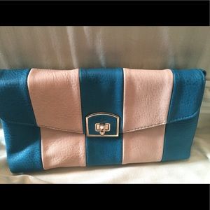 Clutch with detachable strap