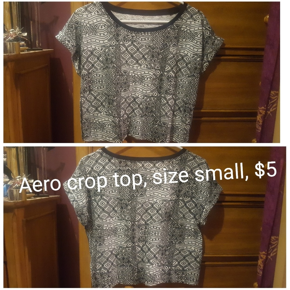 Aero crop top black and white