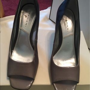 Tahari gray heel