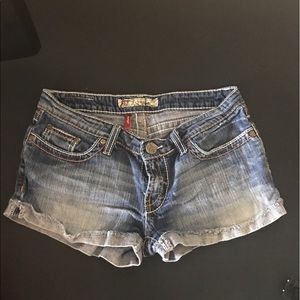 Low Riss Jean Shorts