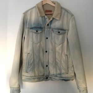 Supreme/Levis Bleached Sherpa Trucker Denim Jacket