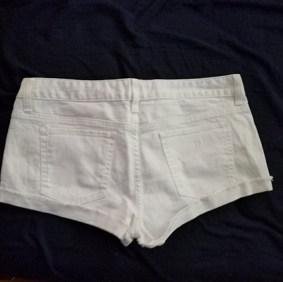 New White GUESS Shorts - Picture 2 of 6