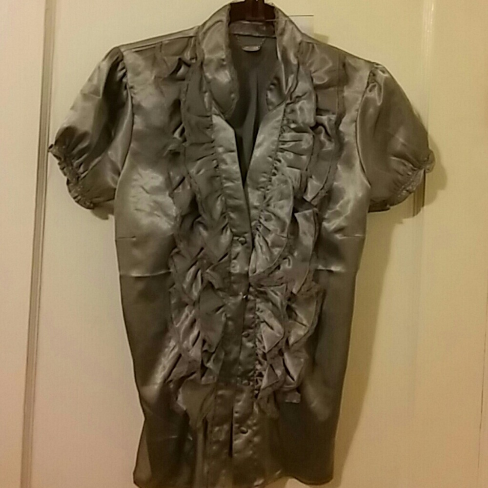 Ali and Kris, Ruffled blouse