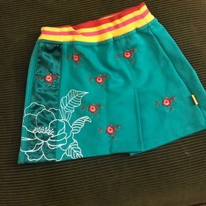 Unique skirt embroidered flowers. European. 4 yrs