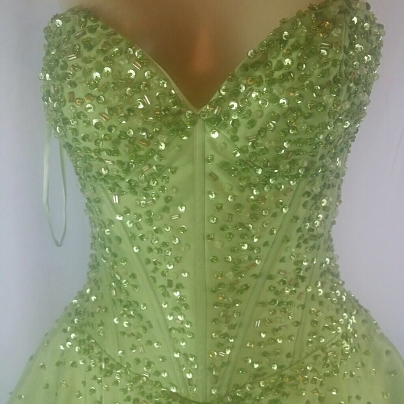 may queen Dresses & Skirts - MAY QUEEN STRAPLESS DRESS SIZE 6