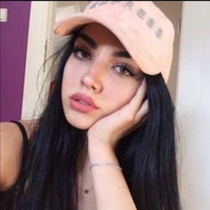 hello i'm brooke🐝