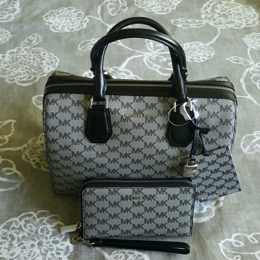 Michael Kors Mercer Duffel & Logo Wallet Set