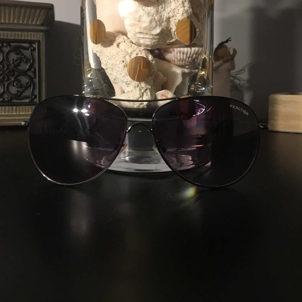 Kenneth Cole Reaction Aviator sunglasses
