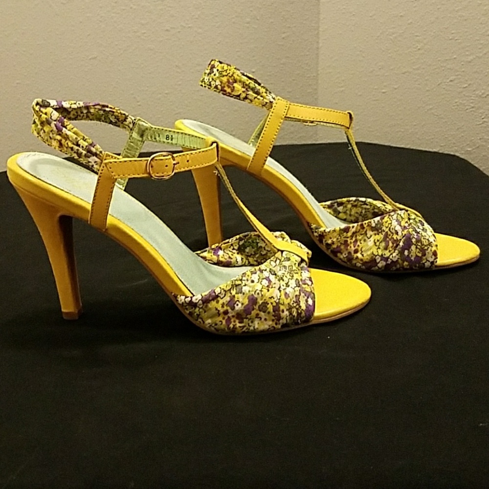 Floral t-strap sandals - Picture 2 of 4