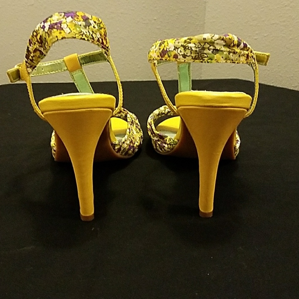 Floral t-strap sandals - Picture 3 of 4