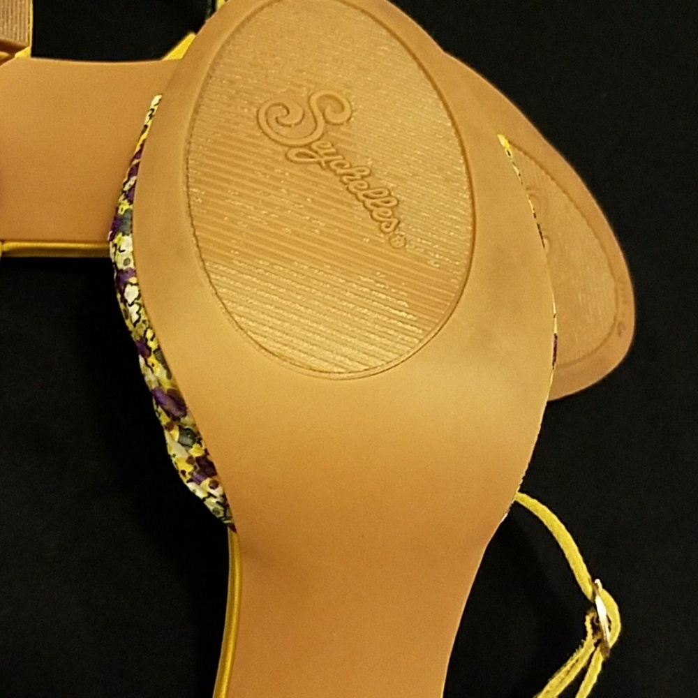Floral t-strap sandals - Picture 4 of 4