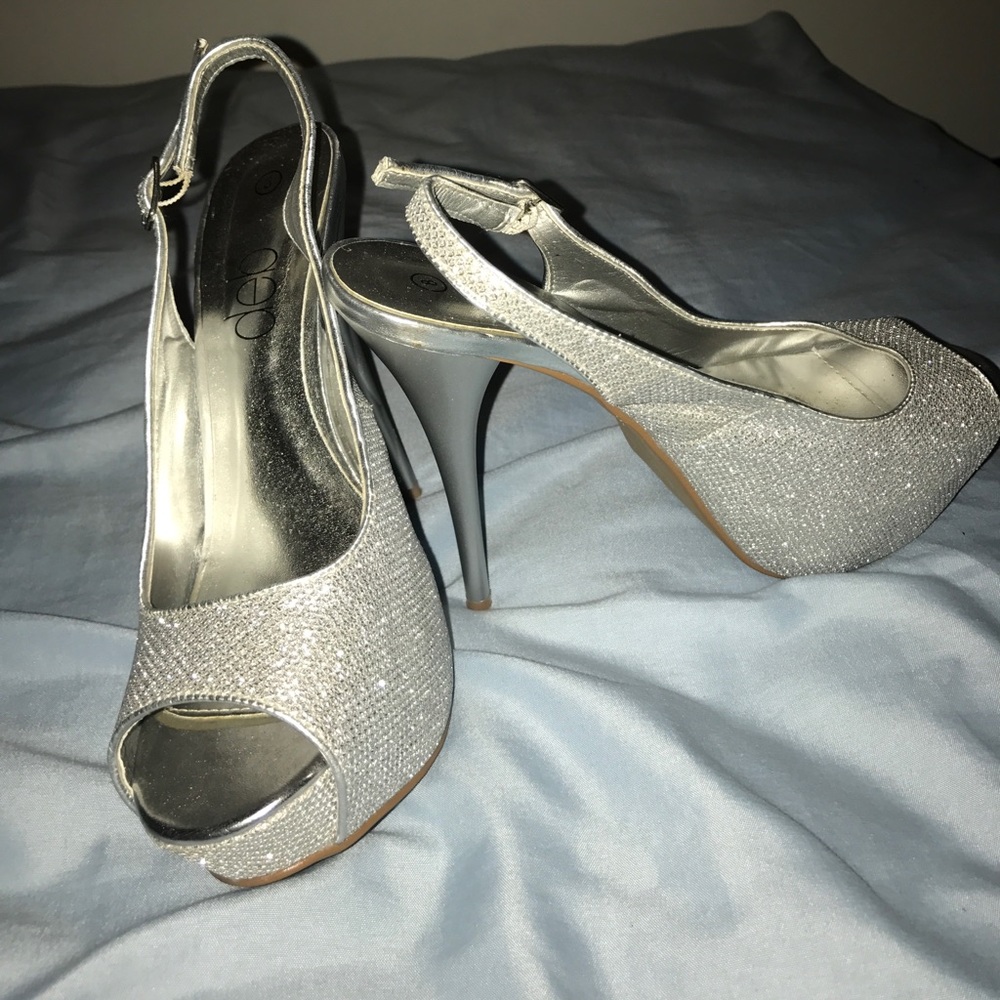 Deb heels