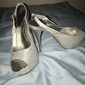 Deb heels