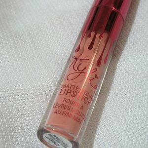 Kylie matte lip stick in Apricot