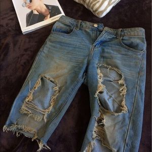 Knee distressed jeans
