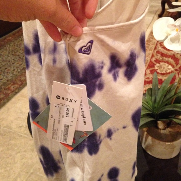 BRAND NEW Roxy Tank Top! - Picture 4 of 4