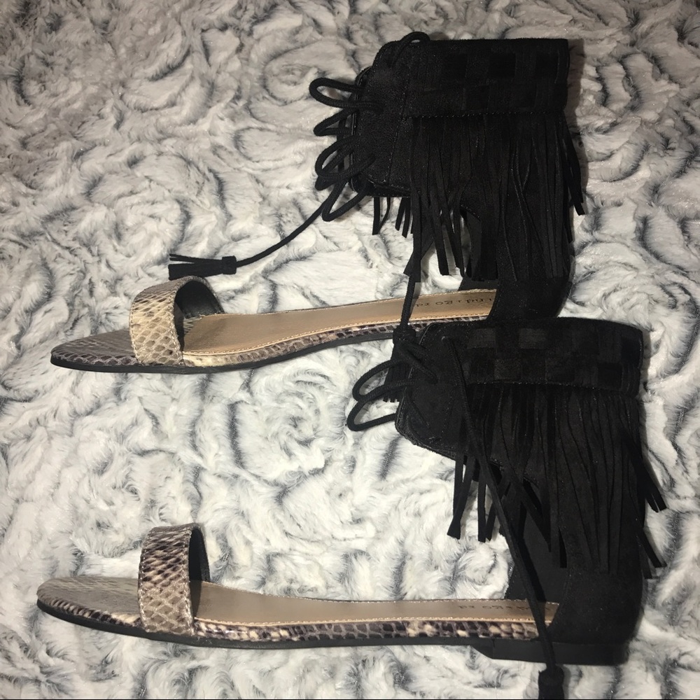 Sz 8.5 Indigo Rd, Sandals w fringe in gray-black