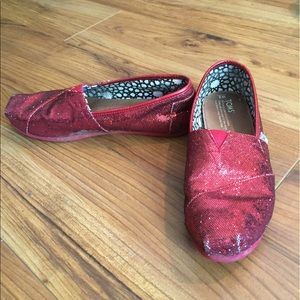 Red glitter toms