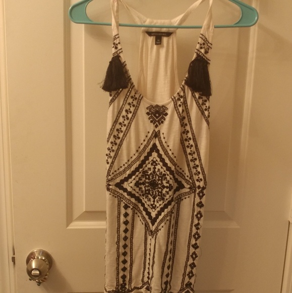 ✴Banana Republic✴ embroidered racerback tank - Picture 2 of 3