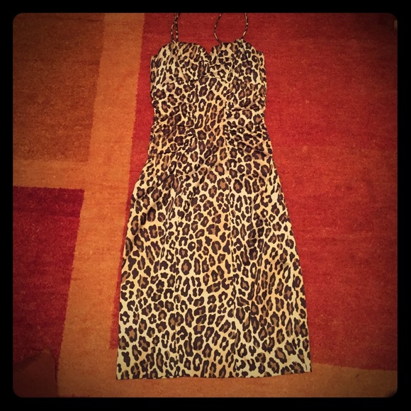 Well constructed, form fitting leopard print dress - Picture 1 of 5
