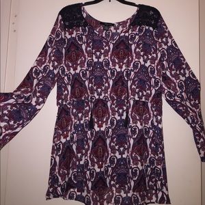 Patterned blouse with lace shoulders