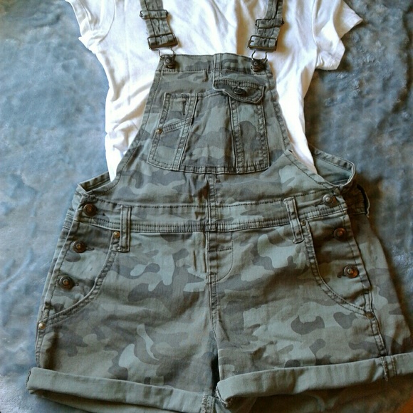 l.e.i. Other - Women's camo overall shorts sz Small