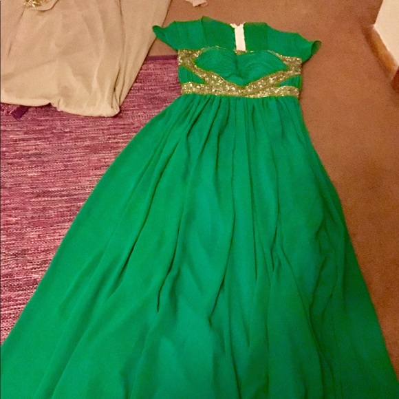 Beautiful DRESS RARE STYLE ✅ACCEPTING OFFERS✅ON ALL GOWNS🔴SALE
