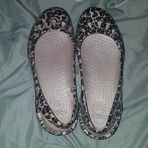 Pink pearlized leopard Crocs sz 7